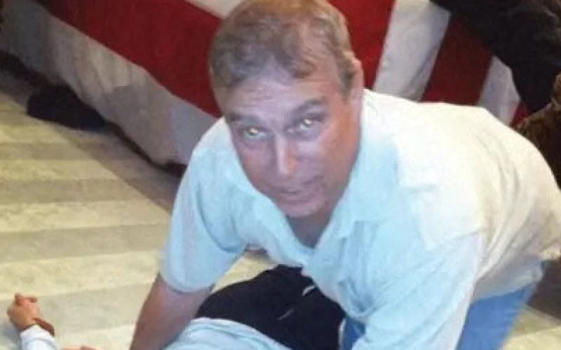 Princ Andrew na eni izmed fotografij, objavljenih v sklopu doku