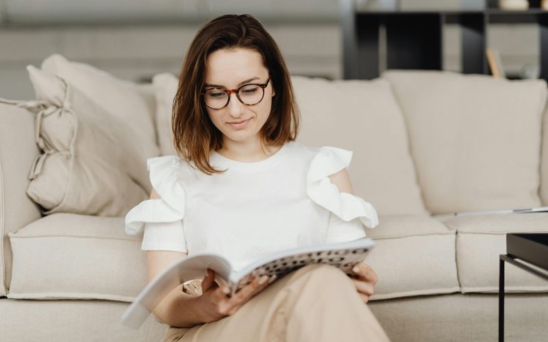 ženska bere revijo