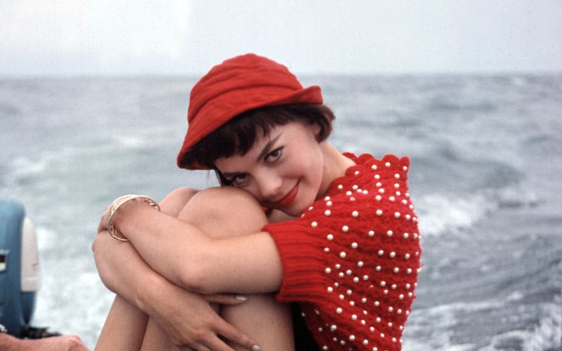 Natalie Wood na izletu z ladjo v petdesetih letih, ujeta v sproščenem trenutku daleč od studijskih l