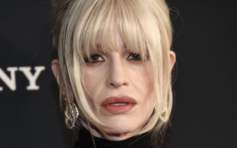 Kelly Osbourne v črnem, dostojanstven in čustveno nabit poklon očet