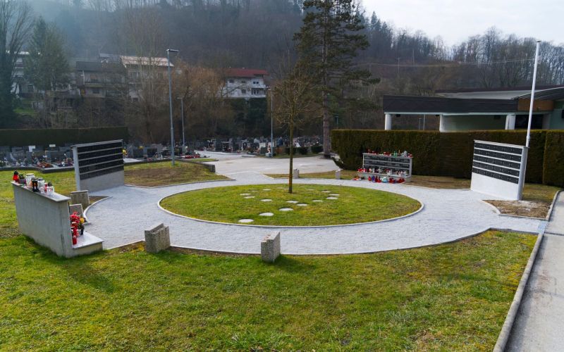 Pokopališče Dol pri Hrastniku raztros pepela.jpg