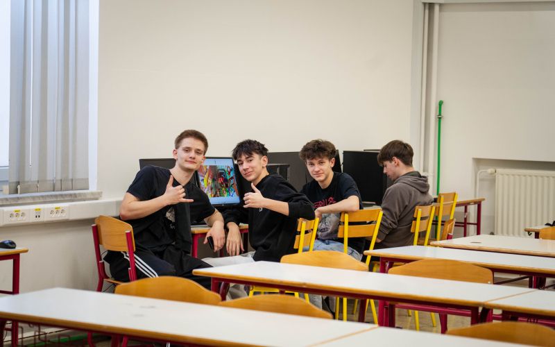 gfml, dijaki, učenci, učilnica, zvezki, šola