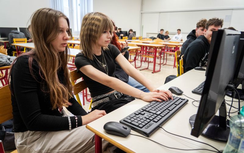 gfml, dijaki, učenci, učilnica, zvezki, šola