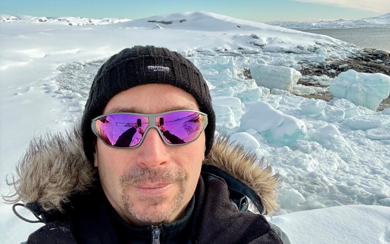 zupnik grenlandija - foto os arhiv patra Tomaža Majcna (1).jpg