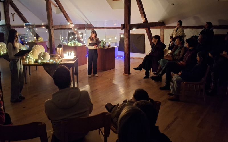 rokodelski-center-duo-verzej, razstava, keramicne-krogle, svetloba