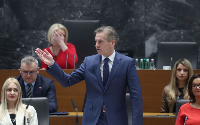 robert golob parlament.jpg