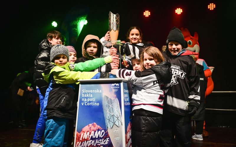 mom_szm_olimpijska_bakla_snezni_stadion_arena_maribor_