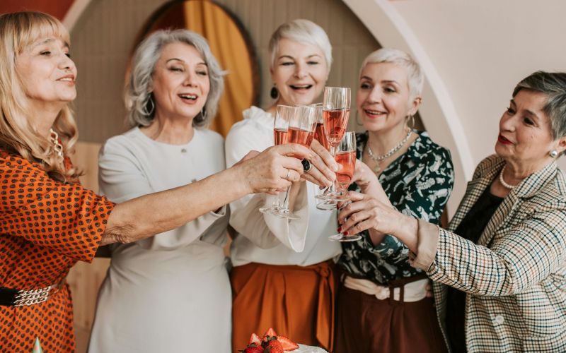 ženske proslavljajo