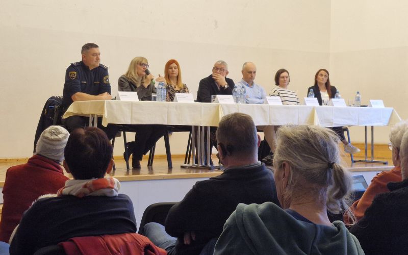 okrogla miza - invalidi smartno.jpg