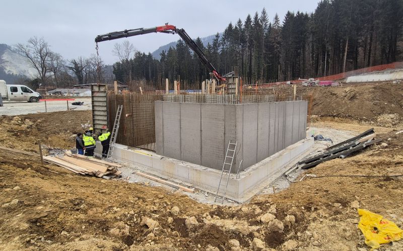 Gradnja doma na Leši.jpg