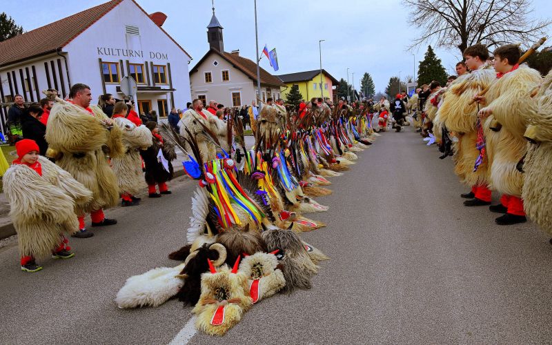 ktd-hudic-in-jezevka, pustna-povorka, apace