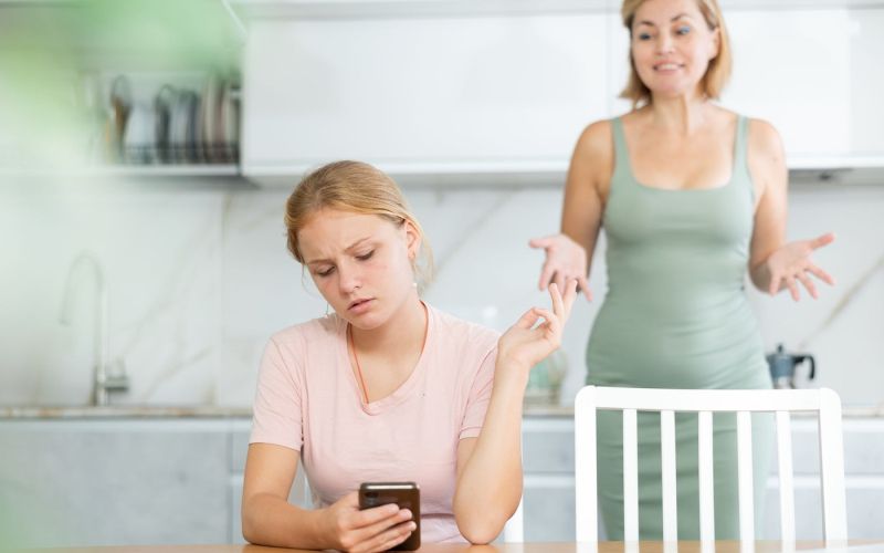 boj mama hči zaradi telefona