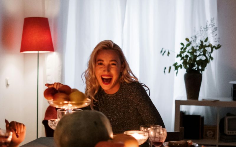 nasmejana ženska za mizo