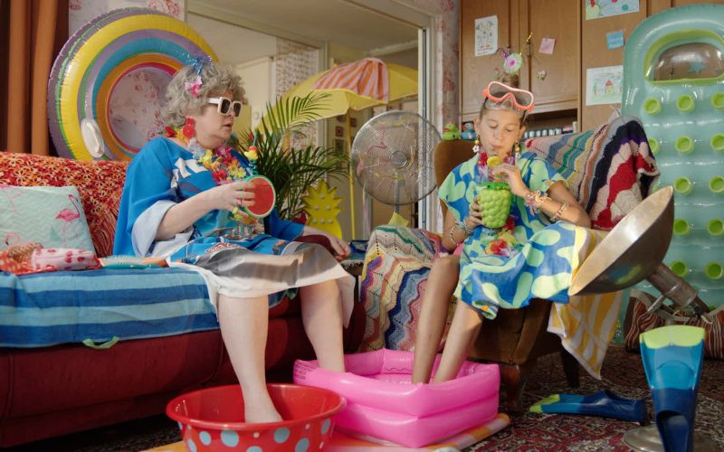 Prizor iz filma, kjer humor in iskrenost hodita z roko v roki.