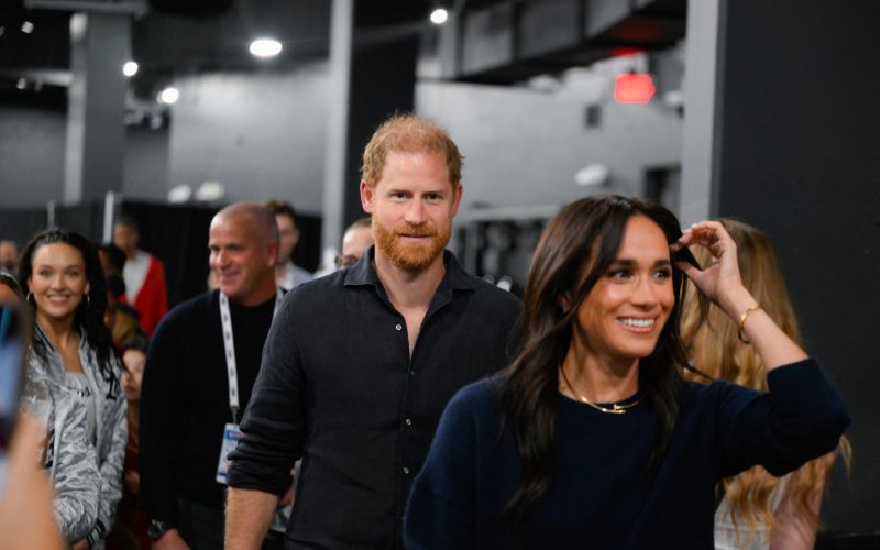 Nekateri so mnenja, da je Meghan zaradi zavisti dobesedno "odvlekla" princa s seboj v ZDA.