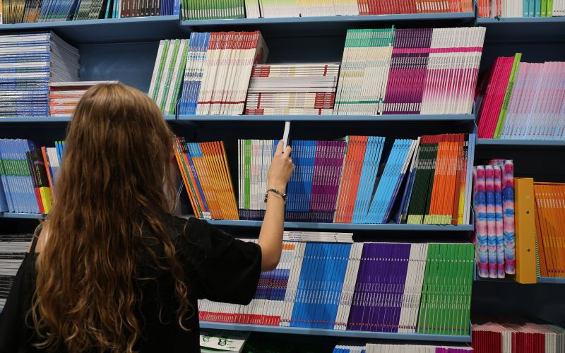 knjige, knjižna polica, mladinska knjiga