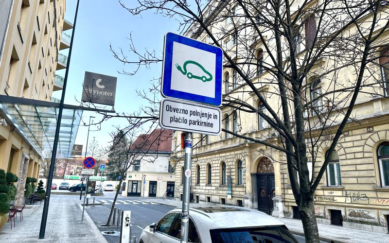 električni, polnjenje, parkirnina