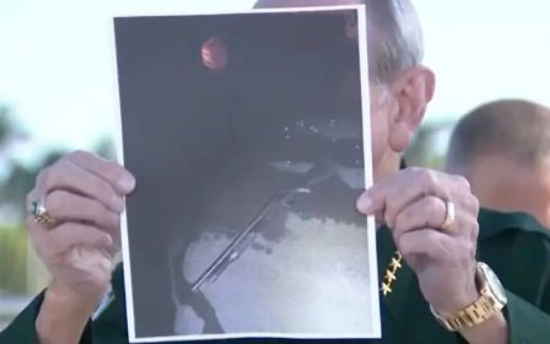 mar-a-lago, oborožen moški.jpg