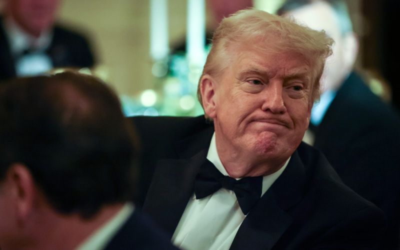 Nekateri so mnenja, da bi Trump raje videl, da se razkrijejo dokumenti o Nezemljanih kot (bolj resni