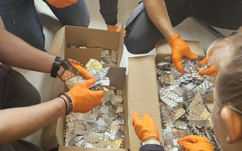 mednarodna-mreza-antifasistov, droge, tablete, policija