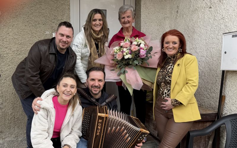 Veseljaki za okroglih 90 let presenetili zvesto poslušalko Elico