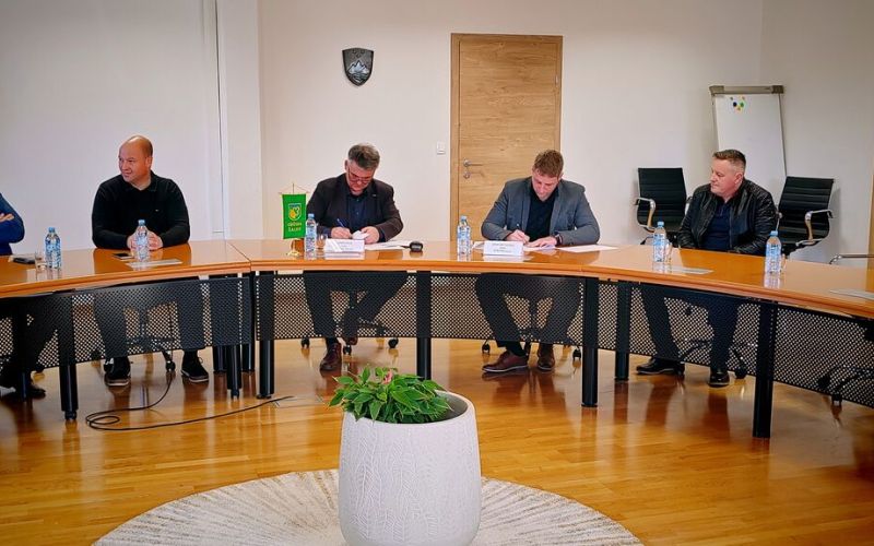 podpis pogodbe hramše-pristova.jpg