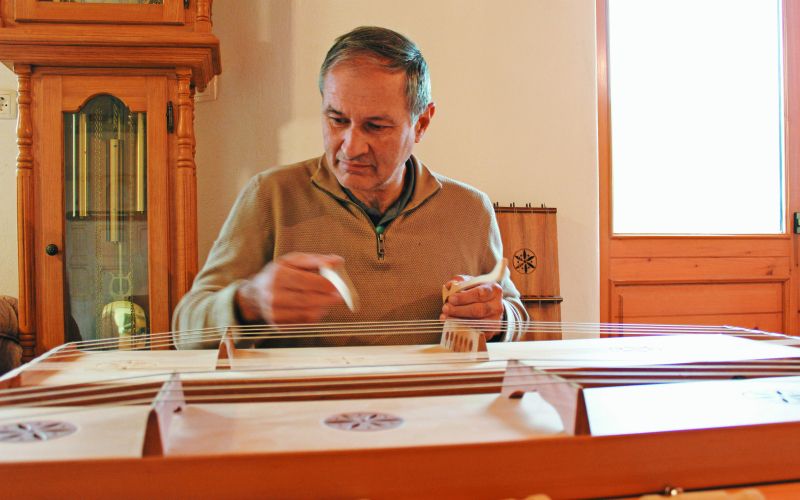 izdelovalec glasbil Portret3.jpg