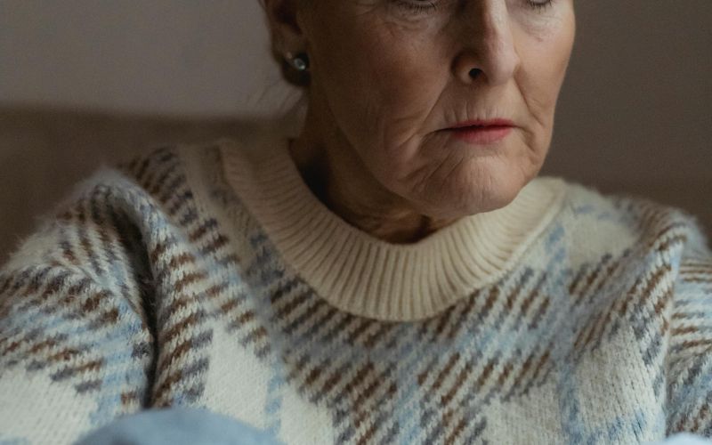 boleče zamišljena ženska