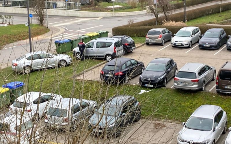 parkiranje-pred-bloki