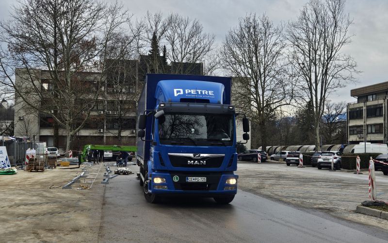 Parkirišče nadomestna tržnica.jpg