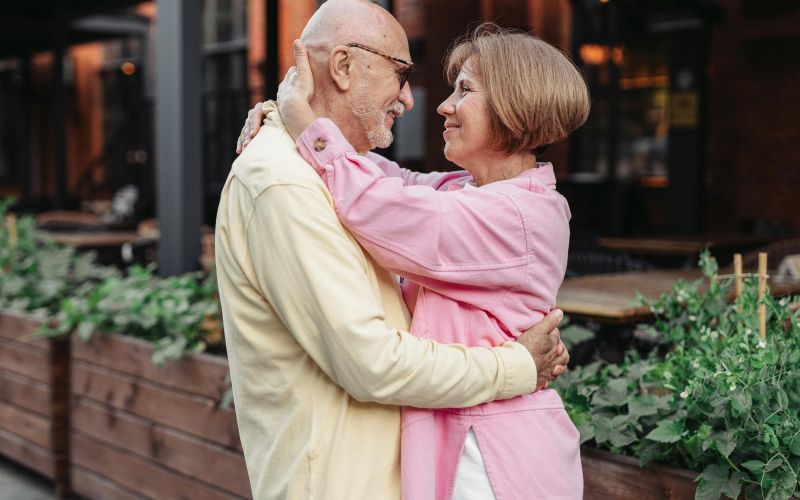 zaljubljen starejši par