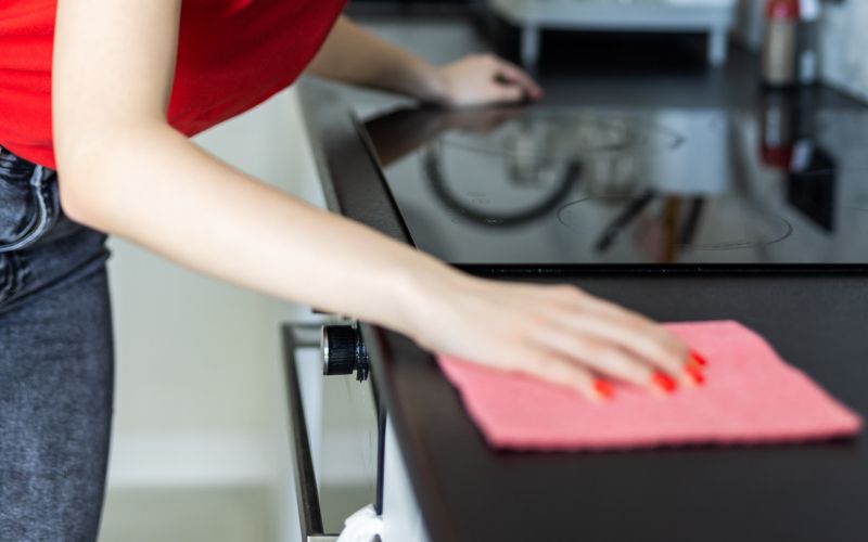 Indukcija, indukcijska plošča, čiščenje