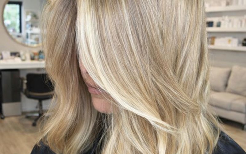 Blond lasje, frizura, paž