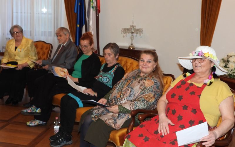 1. Nastopajoči člani Besede.jpg