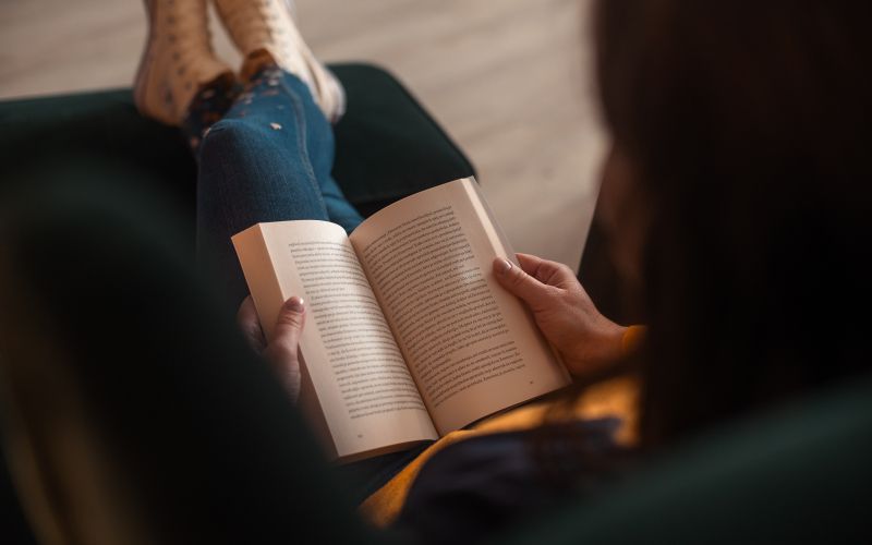 simbolična, branje-knjige, knjiga, bralka, sedenje-na-kavču, počivanje, kavč, prosti-čas, sanja