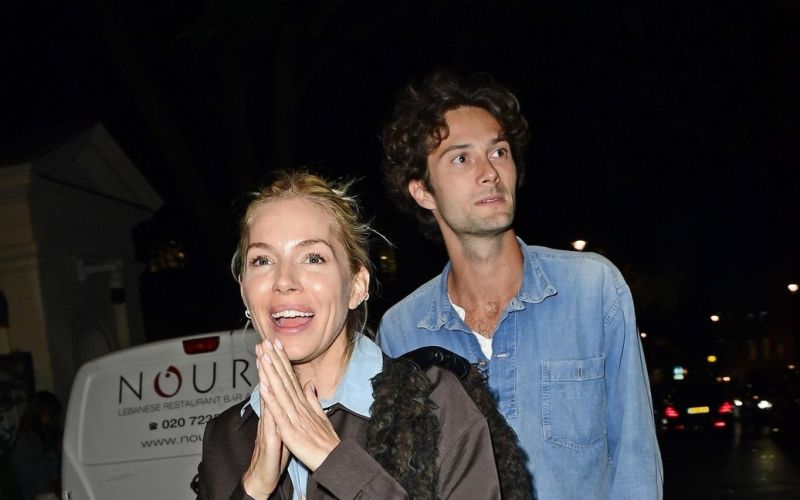 Sienna Miller, oli green (1).jpg