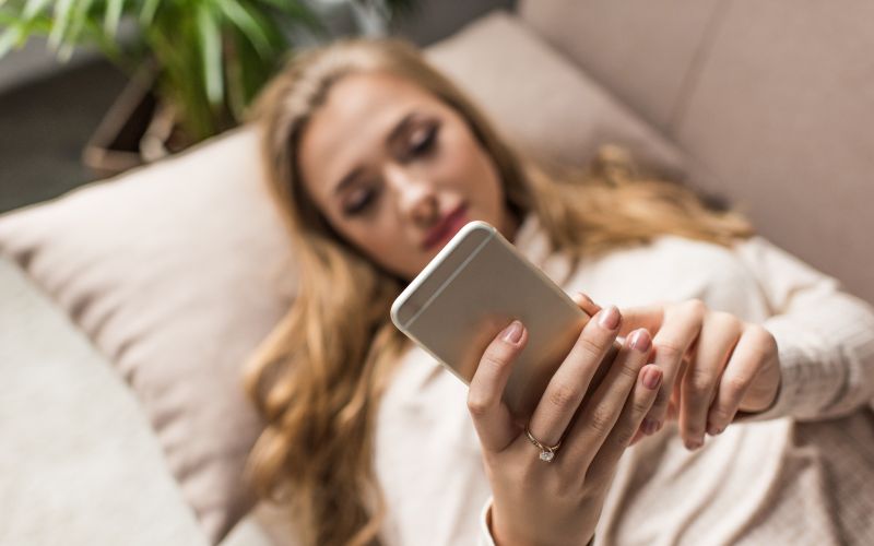 Ženska, telefon, družbena omrežja