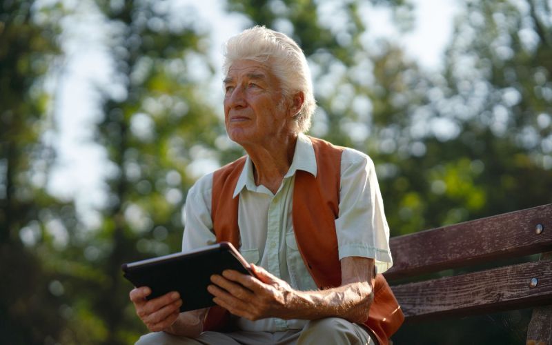 moški, park, tablica.jpg