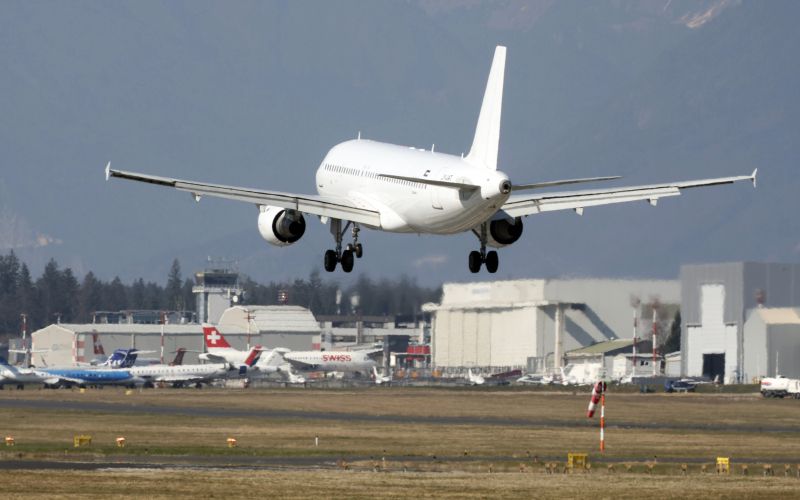 Pristalo četrto letalo s slovenskimi državljani