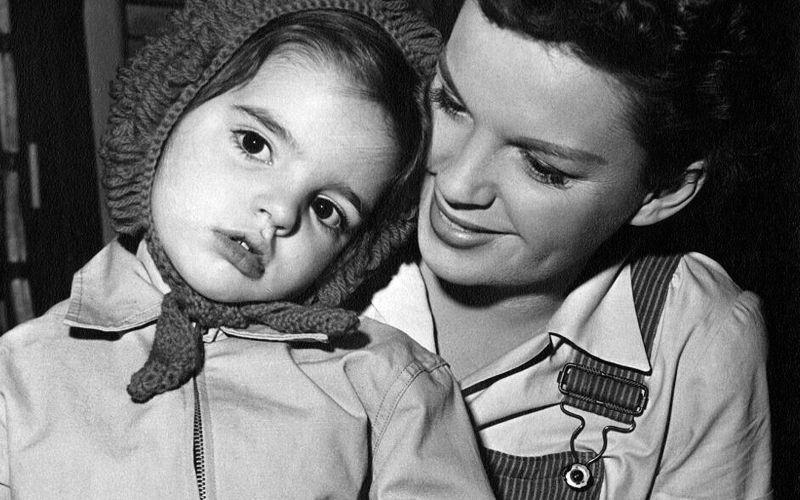 Liza Minnelli z mano Judy Garland leta 1950
