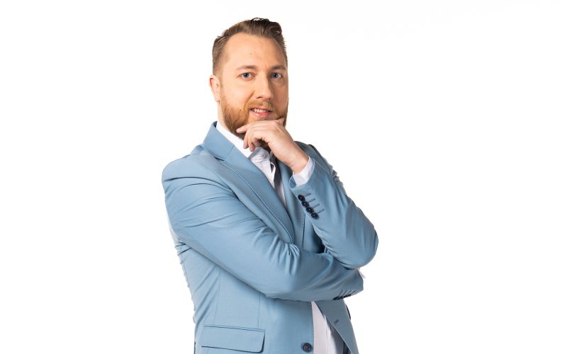 Aleksander Pozvek bo v novi oddaji Vse najboljše novice vsak četrtek gledalcem prinašal zgodbe, ki poudarjajo dobro v ljudeh.