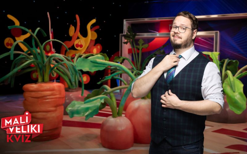 Sašo Stare, stand-up komik in televizijski voditelj, ki gledalce na POP TV vodi