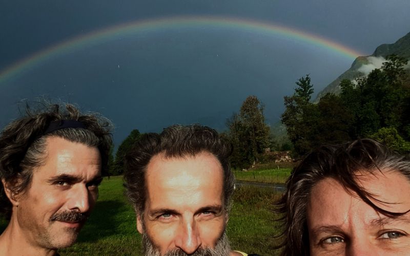 Trio Poetically Uncorrect sestavljajo umetniki Gergely Dózsa, Maja