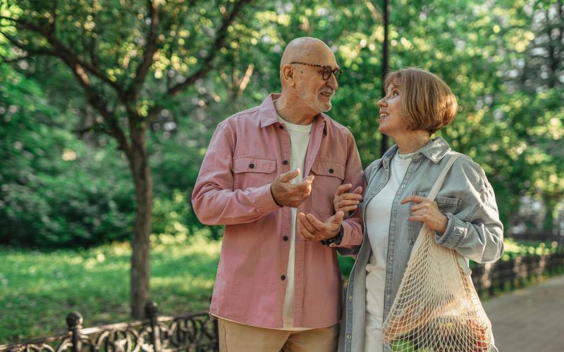 starejši par zadovoljen