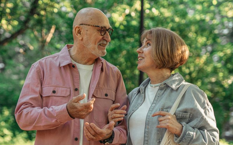 starejši par zadovoljen