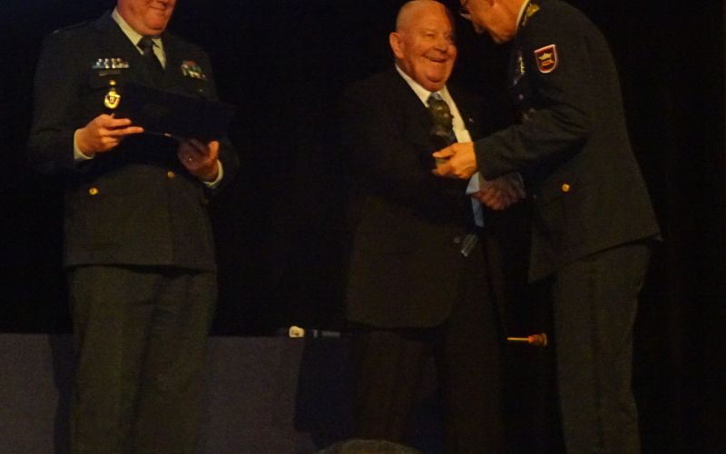 5_Ernest Breznikar_polkovnik v pokoju prejema najvišje prizannje ZSČ.JPG