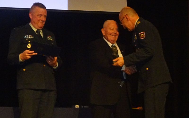 5_Ernest Breznikar_polkovnik v pokoju prejema najvišje prizannje ZSČ.JPG