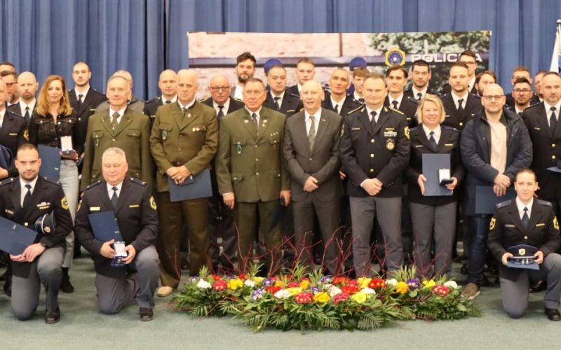 Policija priznanja.jpg