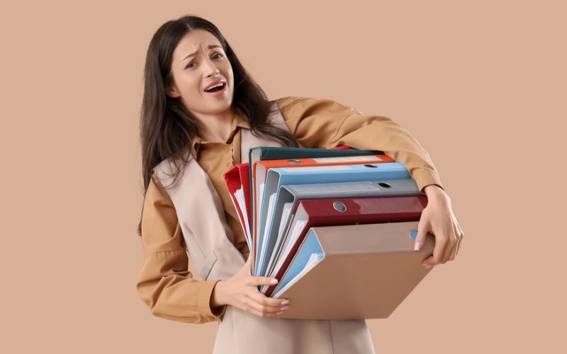 ženska nosi težke fajle