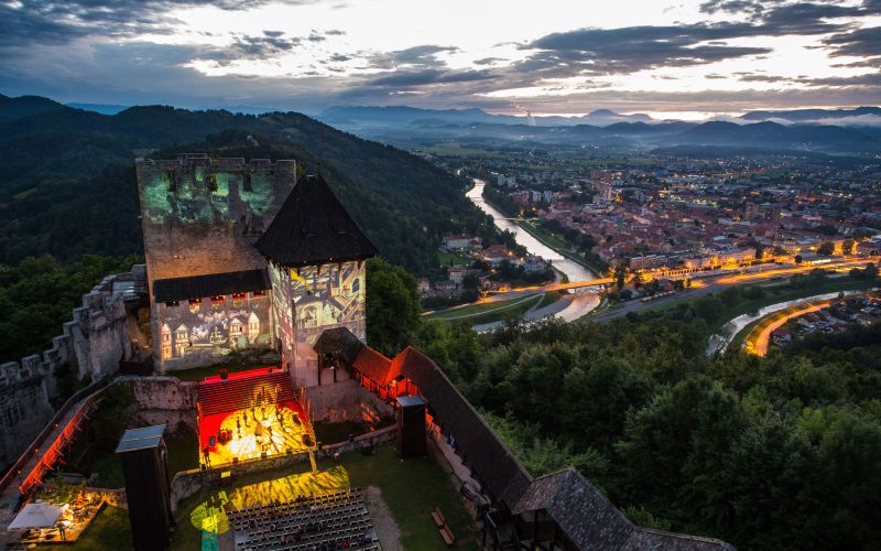 foto-Rok-Dezelak (1) osvtljen stari grad.jpg